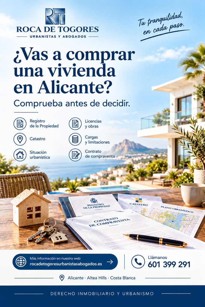 Abogado inmobiliario en Alicante asesorando antes de decidir la compra de una vivienda