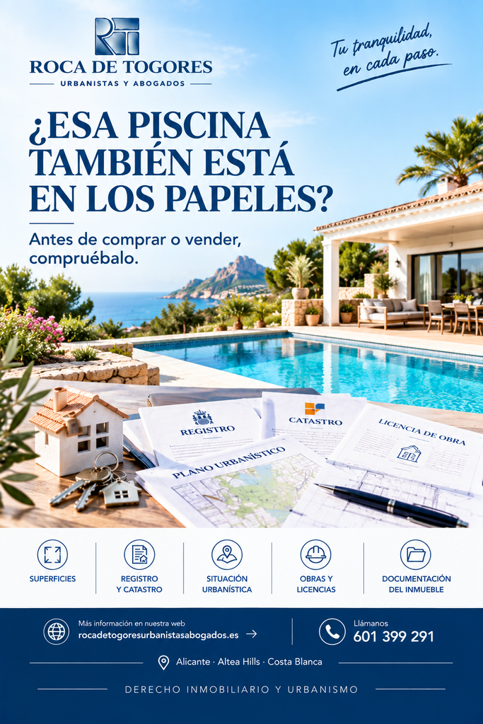 Abogado urbanista en Alicante revisando la documentación de una vivienda con piscina